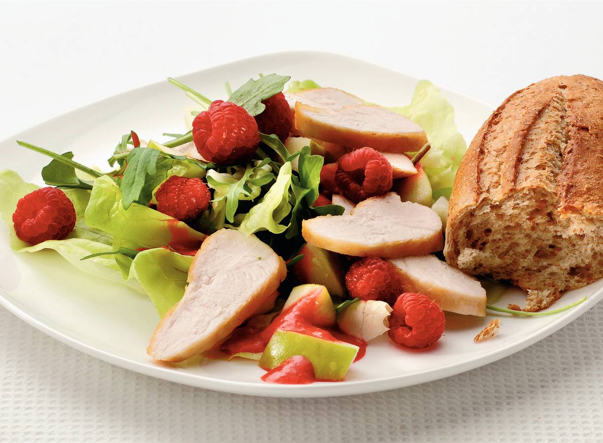 Salade met gebakken kip en frambozen