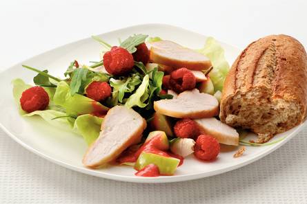 Salade met gebakken kip en frambozen