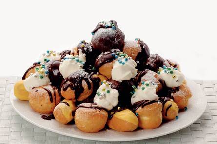 Soesjestaart met chocoladesaus en slagroom
