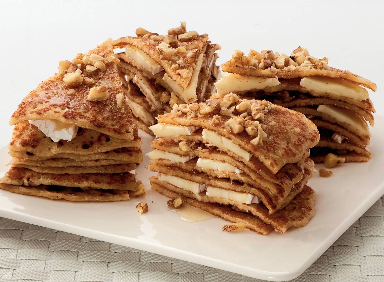 Hartige pannenkoekentaart met camembert, walnoten & honing