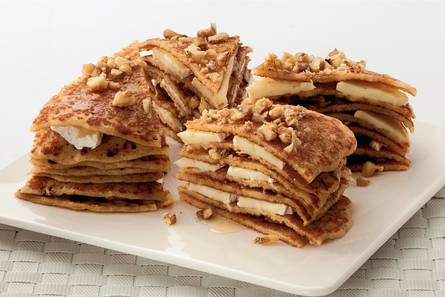 Hartige pannenkoekentaart met camembert, walnoten & honing