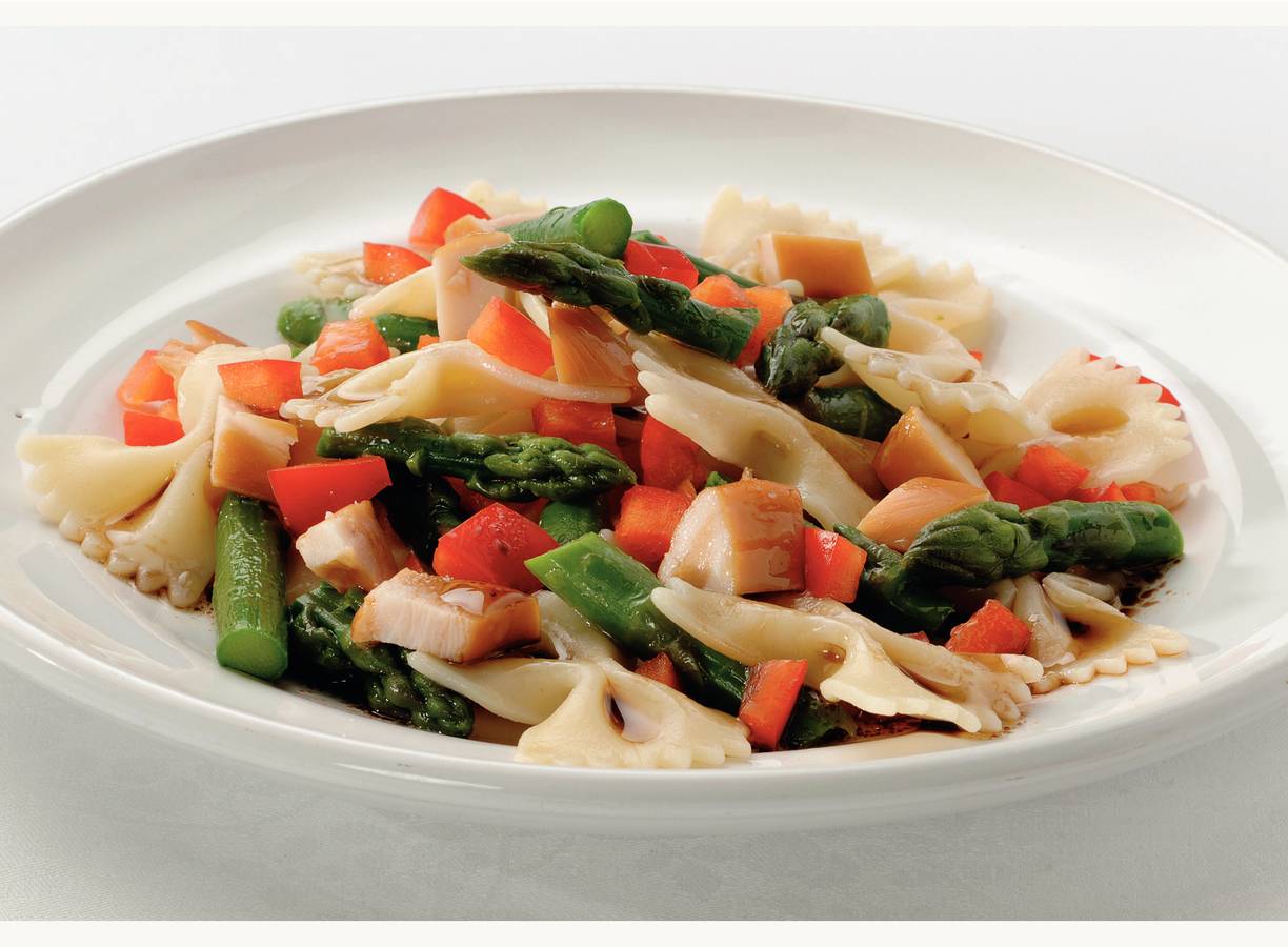 Pastasalade met asperges en gerookte kip