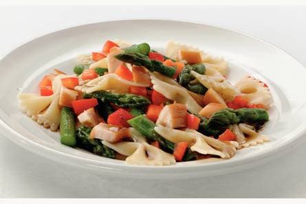 Pastasalade met asperges en gerookte kip