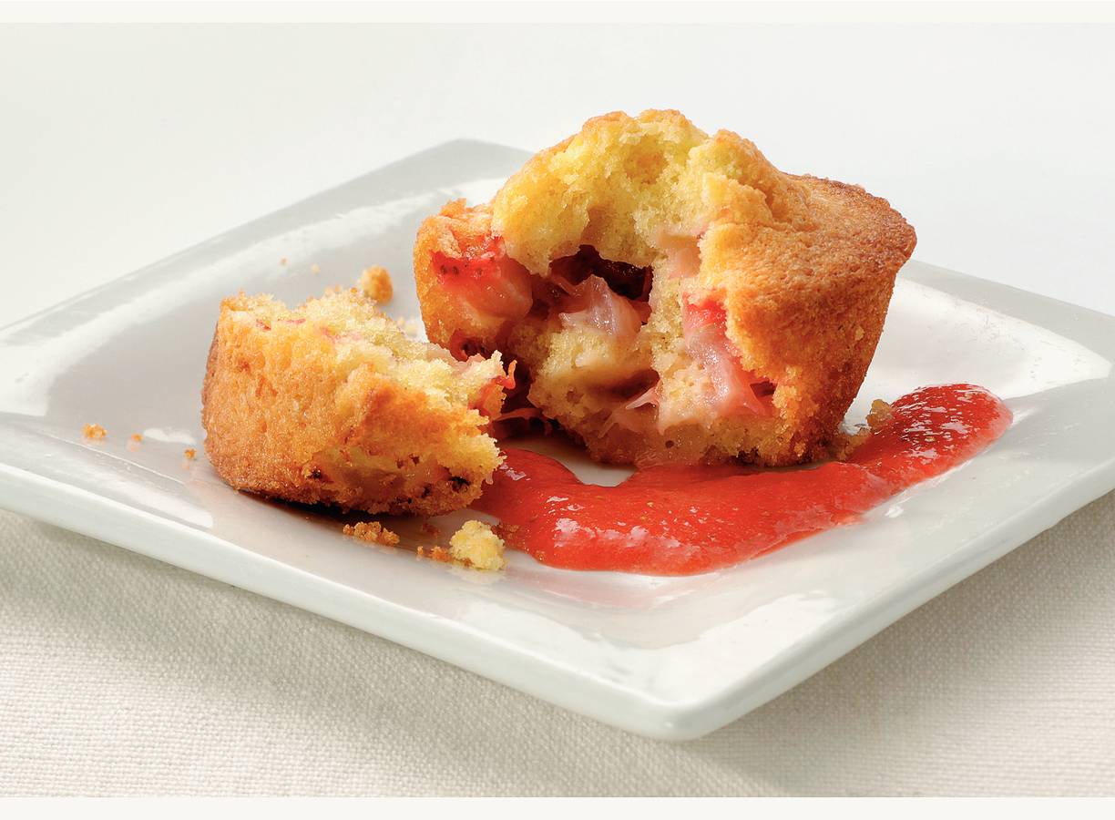 Cakejes met verse aardbeiensaus