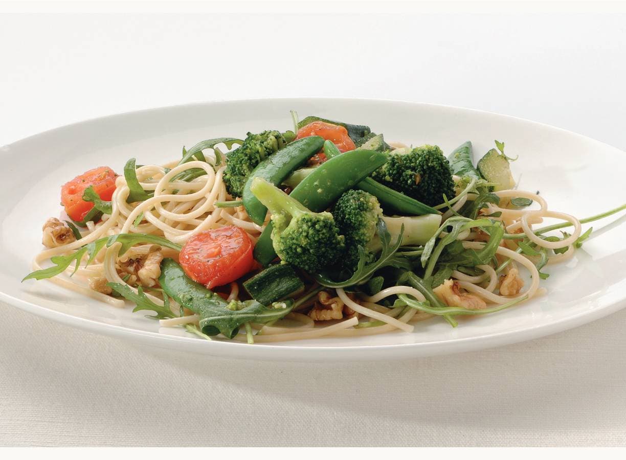 Knoflookspaghetti met rucola en noten