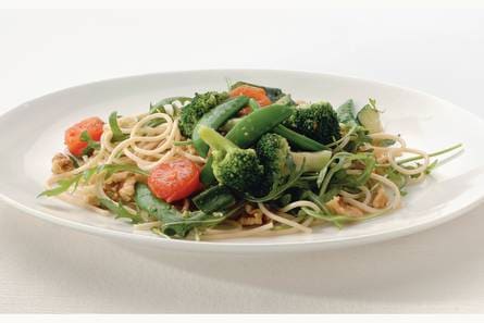 Knoflookspaghetti met rucola en noten