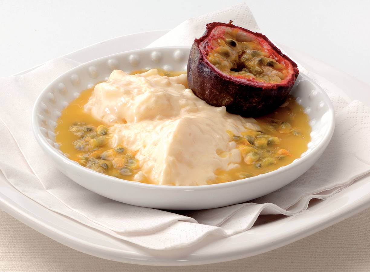 Rijstdessert met tropische passievruchtensaus