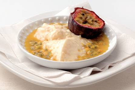 Rijstdessert met tropische passievruchtensaus
