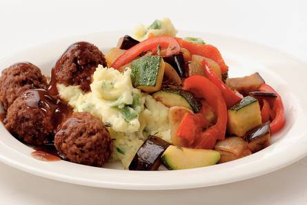 Gehaktballetjes met puree en ratatouille