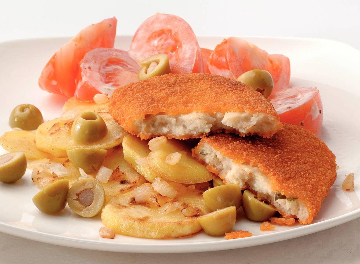 Visschnitzel met olijven en aardappels