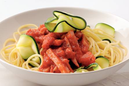 Spaghetti met courgette en tomaten-hamsaus
