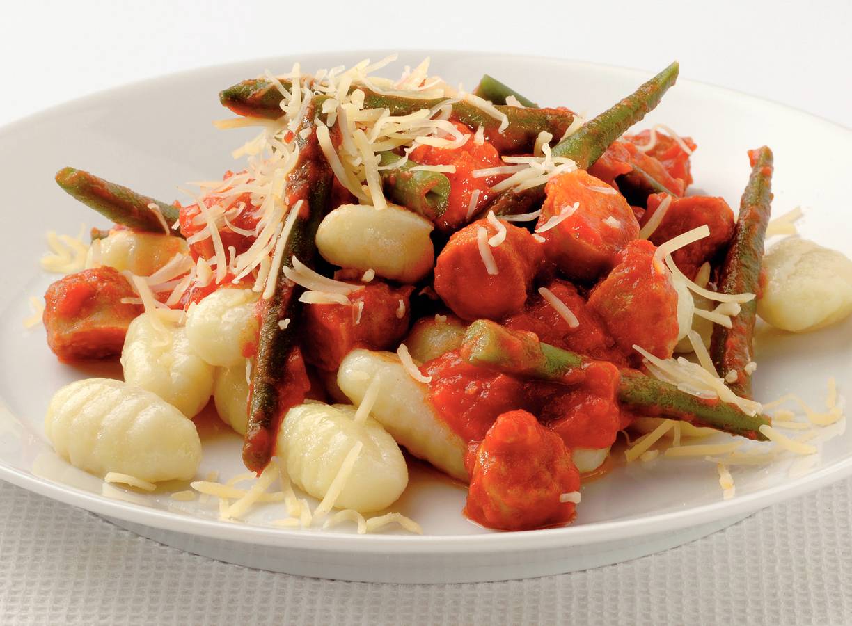 Gnocchi met kalkoenworstjes en tomatensaus