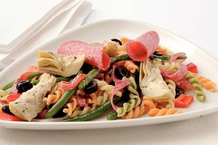 Italiaanse pastasalade met salami