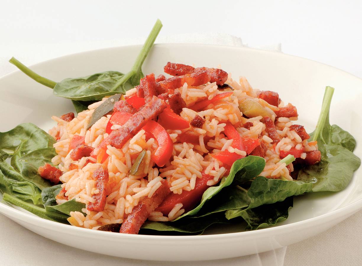 Lauwwarme rijstsalade met spekreepjes