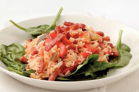 Lauwwarme rijstsalade met spekreepjes