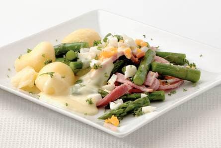 Groene asperges met ham en aspergesaus
