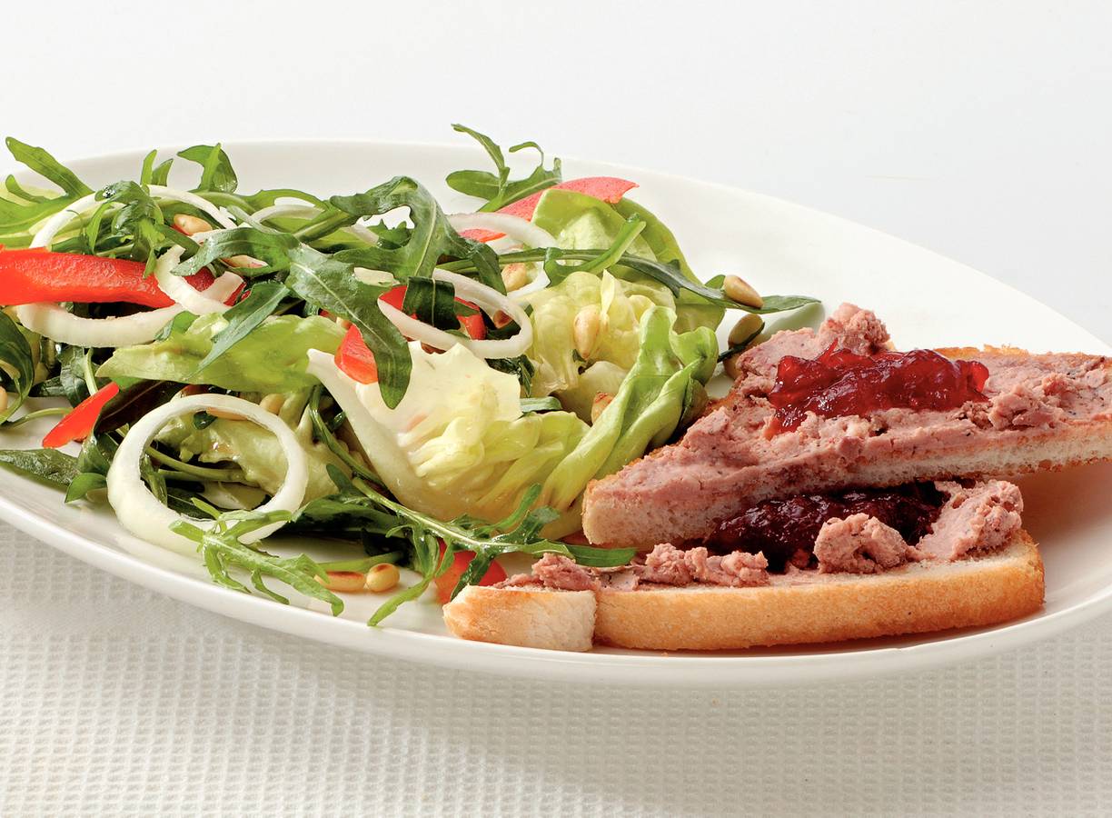 Salade met cranberrypaté-toast