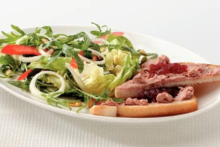 Salade met cranberrypaté-toast