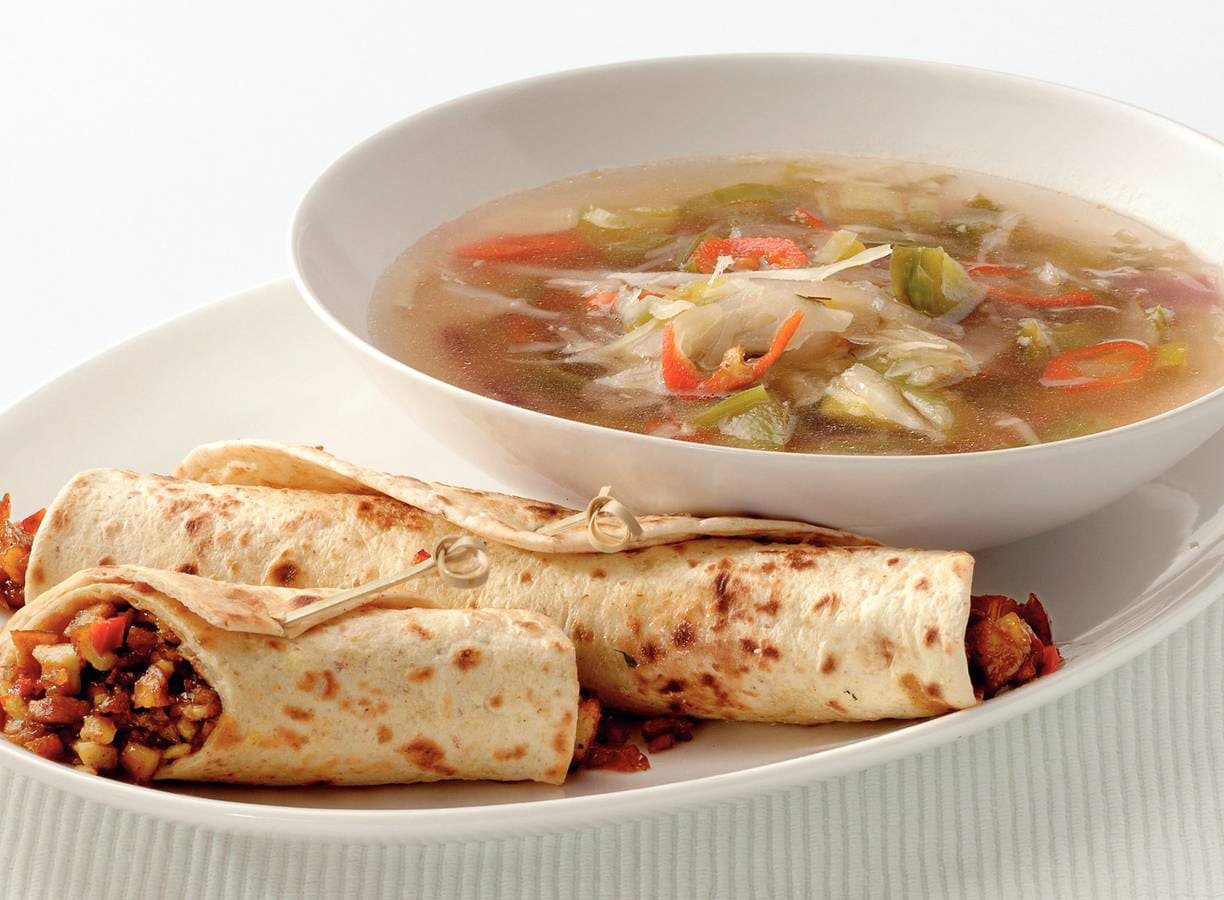 Knoflook-koriandersoep met wokrolletjes