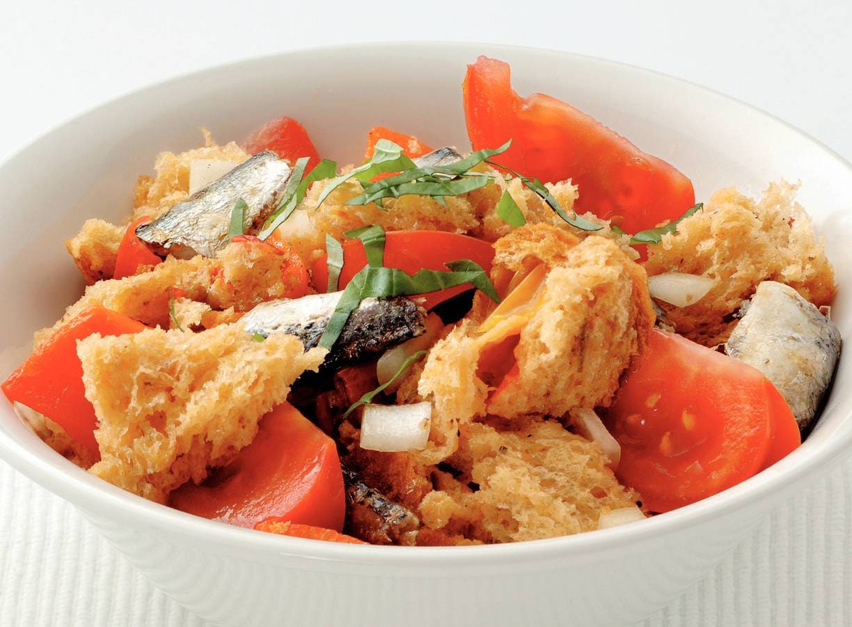 Italiaanse broodsalade met sardines