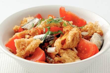 Italiaanse broodsalade met sardines