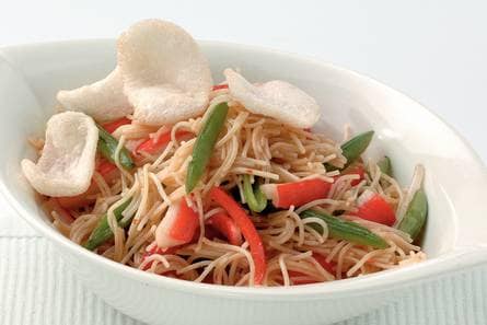 Mie met surimi en knapperige groente