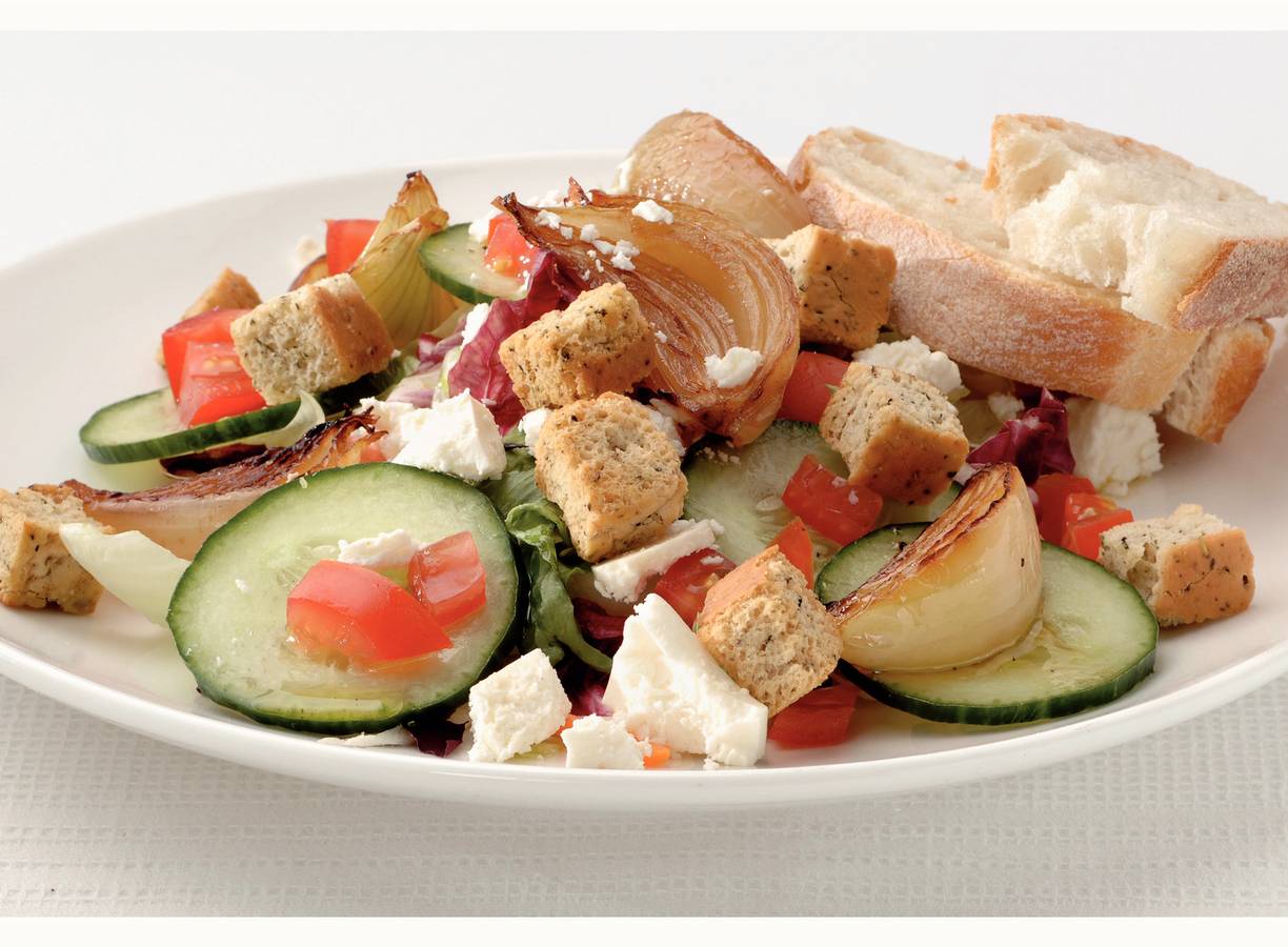 Frisse salade met witte kaas en croutons