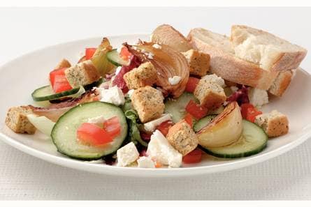 Frisse salade met witte kaas en croutons