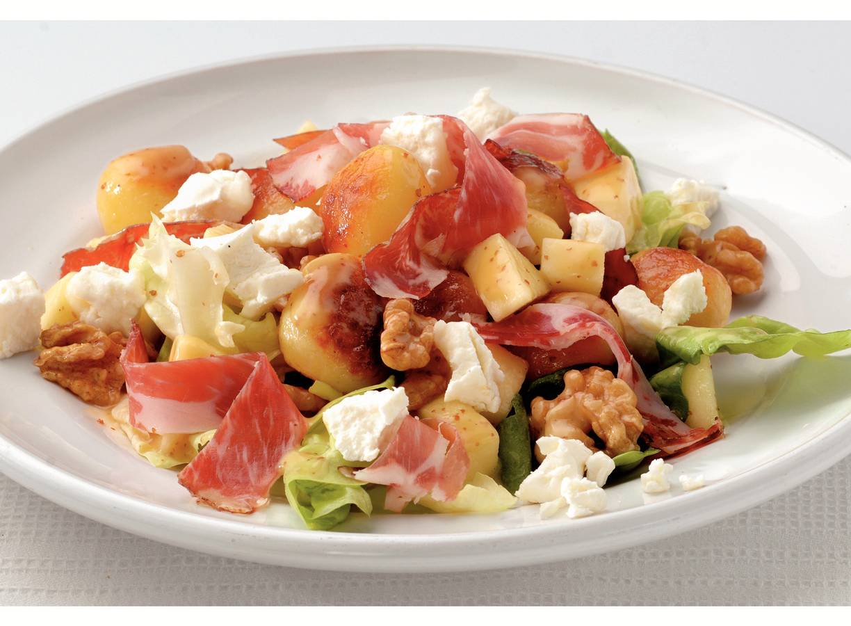 Geitenkaassalade met Coppaham en krieltjes