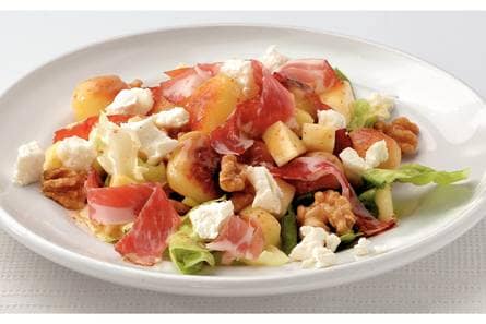 Geitenkaassalade met Coppaham en krieltjes