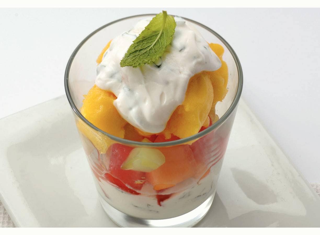 Mango-ijs met meloensalade en yoghurtsaus