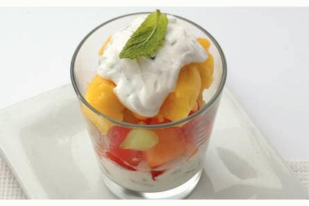 Mangoijs met meloensalade en yoghurtsaus