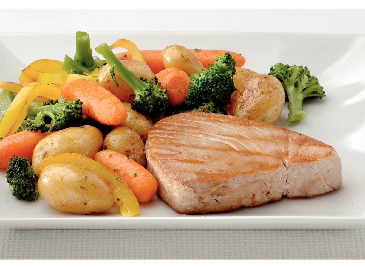 Roerbakschotel met gegrilde tonijn