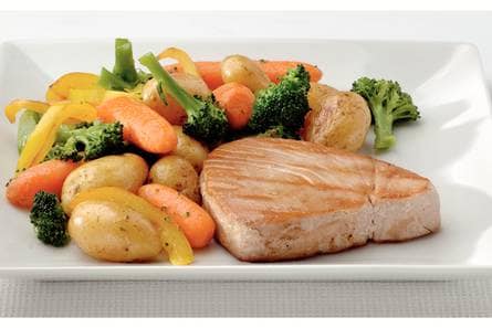 Roerbakschotel met gegrilde tonijn