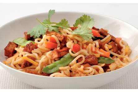 Noedels met tofu uit de wok