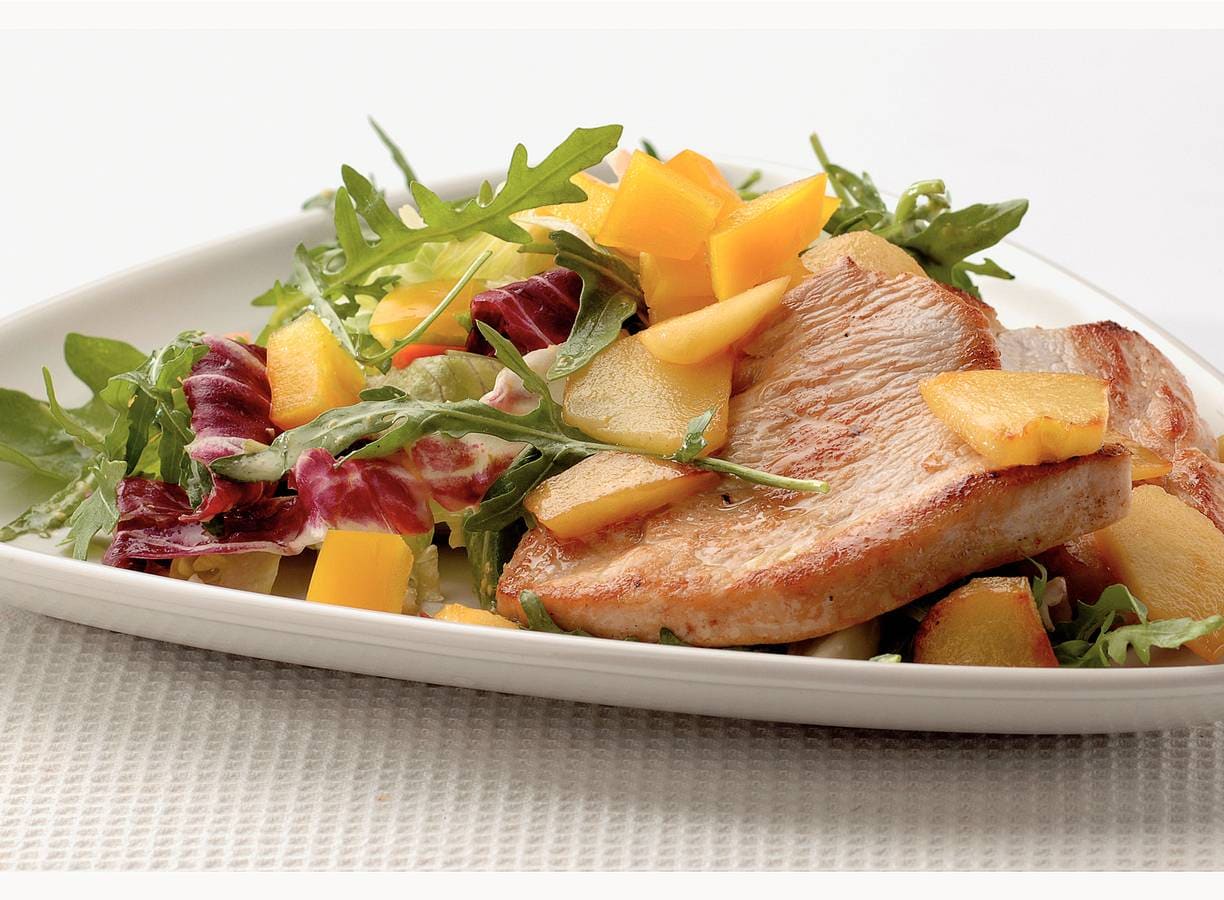 Lauwwarme salade met appel en kalkoen