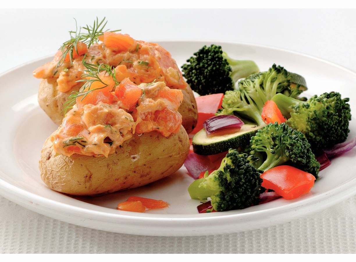 Gepofte aardappelen met zalm en verse dille