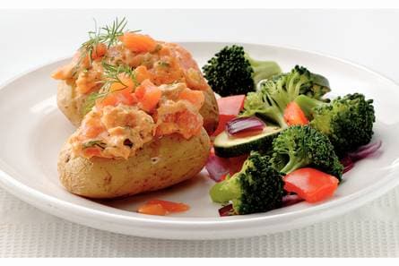 Gepofte aardappelen met zalm en verse dille
