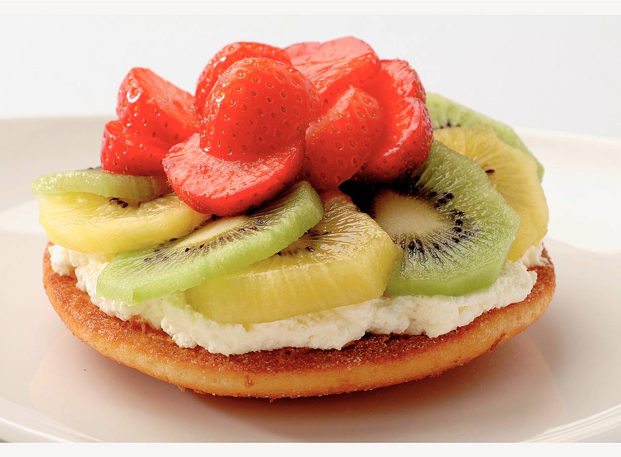 Zomerse eierkoek met kiwi en aardbeien