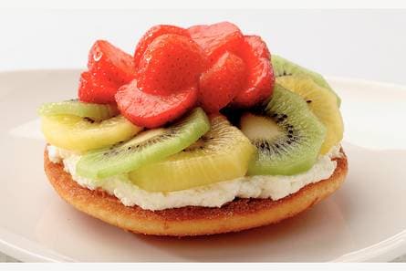 Zomerse eierkoek met kiwi en aardbeien
