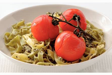 Tagliatelle met verse tomaat en pestosaus