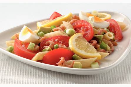Pastasalade met garnalen en avocado