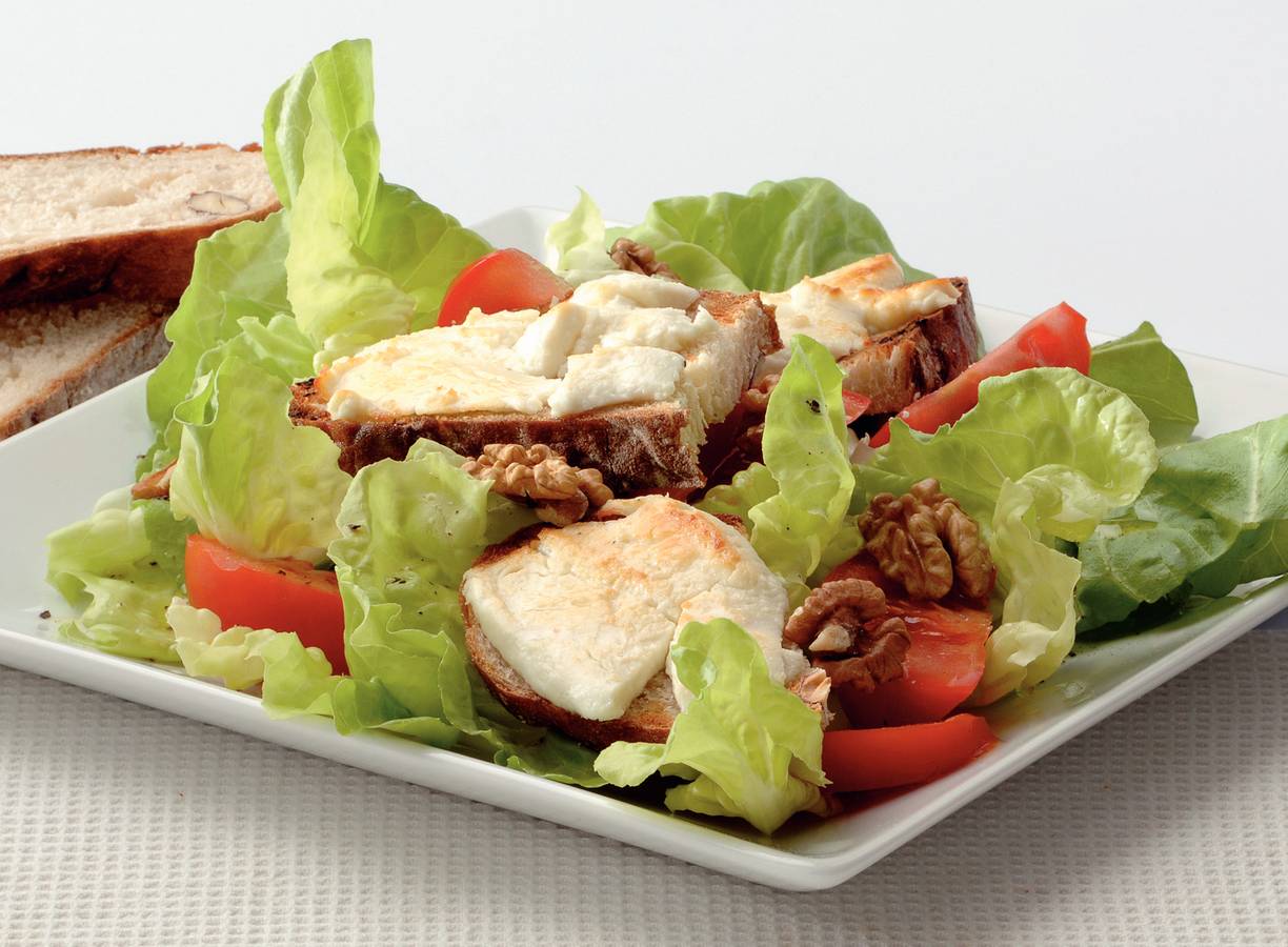 Geitenkaassalade met notenhoningbrood