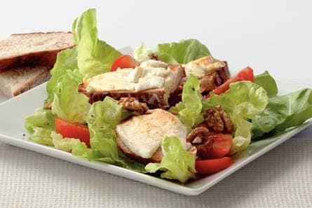 Geitenkaassalade met notenhoningbrood