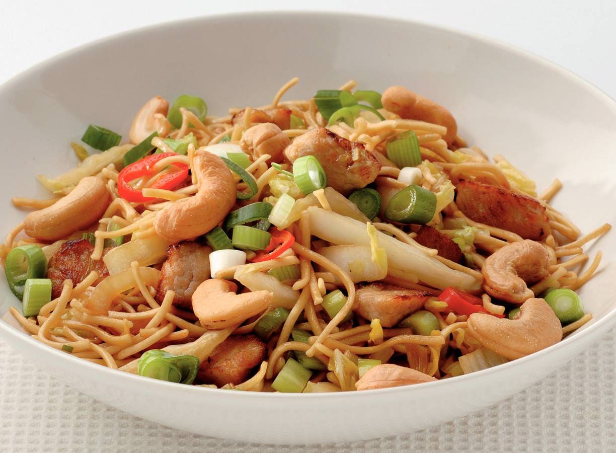 Mie met varkensfilet en cashewnoten