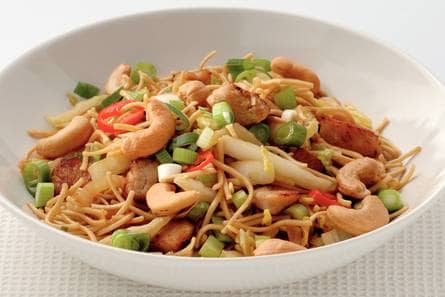 Mie met varkensfilet en cashewnoten