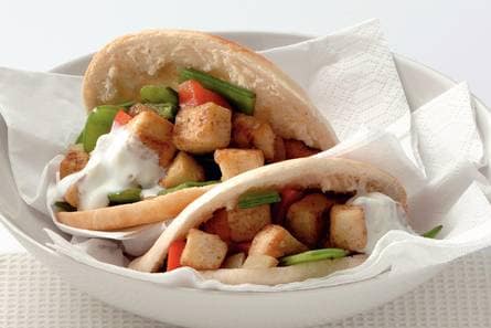 Gevulde pita's met yoghurtsaus