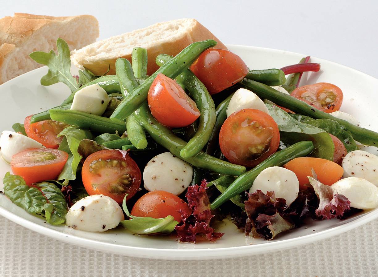 Italiaanse salade met basilicumdressing