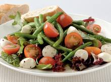 Met de kleuren van de Italiaanse vlag: sperziebonen (groen), tomaat (rood) en mozzarella (wit).