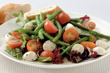 Italiaanse salade met basilicumdressing